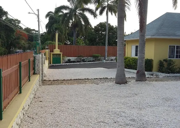 1 Bdr #3 At Ramparts Near Sangster Airport Apartment