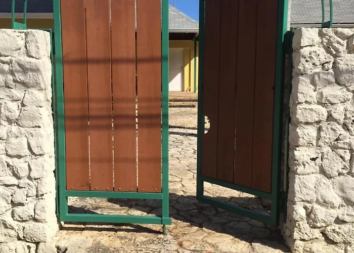 1 Bdr #3 At Ramparts Near Sangster Airport *