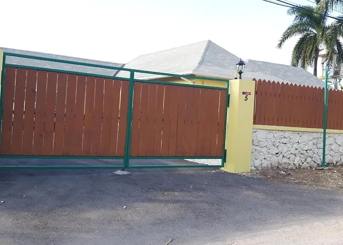 1 Bdr #3 At Ramparts Near Sangster Airport Montego Bay